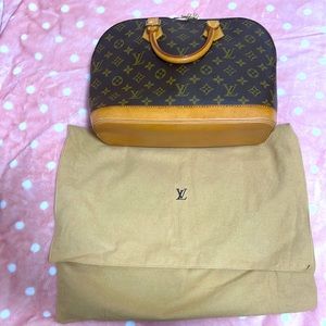 COPY - Authentic Louis Vuitton
Alma Handbag Monogram Canvas MM